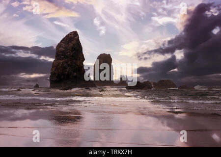 Drammatica vista colorate di cannon beach in oregon Foto Stock