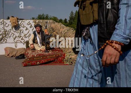 Ribelli afghani durante la ricostruzione storica URSS campagna di guerra in Afghanistan (dal 1979 al 1989) durante il festival dei tempi e delle epoche Foto Stock