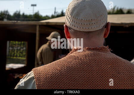 Close-up del retro di un uomo afghano su uno sfondo di un soldato dell'esercito sovietico durante la guerra in Afghanistan(1979-1989). Ricostruzione storica Foto Stock