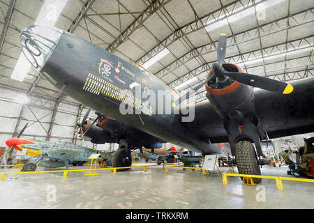 Una ricostruzione di un'Handley Page Halifax Bomber Mk III a Yorkshire Air Museum in Elvington,York. Foto Stock