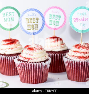 Cupcake topper o adesivi per felice festa della mamma. Una forma rotonda topper con testo Mom migliore di sempre. Festa di compleanno muffin cupcake topper sfondo Foto Stock