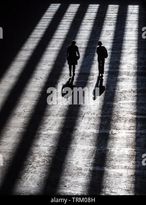 Tate Modern Art Gallery - ombre cadono sul popolo in cammino verso la galleria uscire Foto Stock