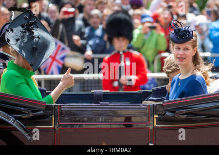 Foto datata 8 giugno - mostra la signora Louise Windsor, al Trooping il colore oggi a Londra. La regina del compleanno ufficiale è stato contrassegnato con il Trooping annuale la parata di colori. Ella era unita da membri della sua famiglia e migliaia di spettatori per guardare il display nella sfilata delle Guardie a Cavallo in Whitehall. Il Principe di Galles e la duchessa di Cornovaglia, il Duca e la Duchessa di Cambridge e il Duca e la Duchessa di Sussex tutti hanno partecipato. La Regina ha celebrato il suo 93 compleanno in aprile. Il royal colonnelli - il Principe del Galles, il colonnello delle guardie gallese, la Principessa Reale, il colonnello del blu Foto Stock