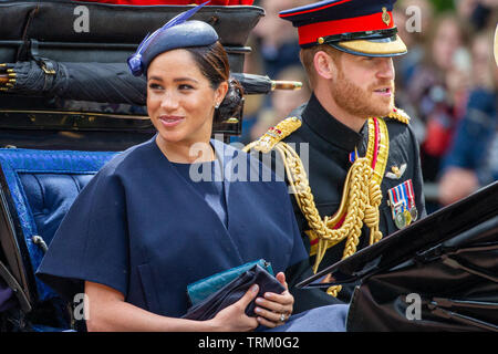 Foto datata 8 giugno - mostra Meghan,Duchessa di Sussex,Principe Harry e Catherine Duchessa di Cambridge all'Trooping il colore oggi a Londra. La regina del compleanno ufficiale è stato contrassegnato con il Trooping annuale la parata di colori. Ella era unita da membri della sua famiglia e migliaia di spettatori per guardare il display nella sfilata delle Guardie a Cavallo in Whitehall. Il Principe di Galles e la duchessa di Cornovaglia, il Duca e la Duchessa di Cambridge e il Duca e la Duchessa di Sussex tutti hanno partecipato. La Regina ha celebrato il suo 93 compleanno in aprile. Il royal colonnelli - il Principe del Galles, il colonnello del W Foto Stock