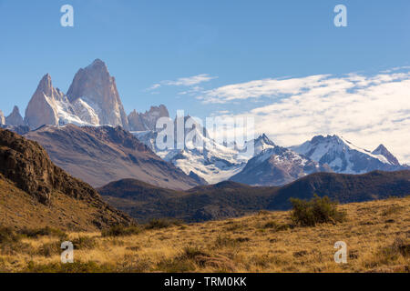 Una vista del Fitz Roy montagna, parte dei paesi andini mountain range al di fuori della città di El Chalten nella regione di Patagonia Argentina. Foto Stock