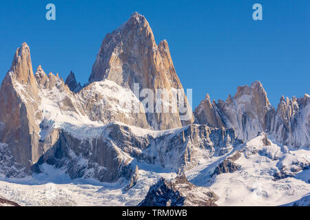 Una vista ravvicinata del Fitz Roy montagna, al di fuori della città di El Chalten nella regione di Patagonia Argentina. Foto Stock