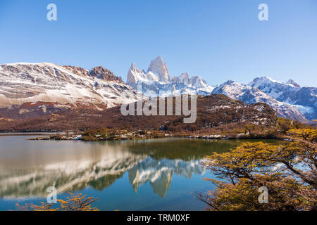 Una vista del Fitz Roy di montagna come visto dalla laguna Capri, al di fuori della città di El Chalten nella regione di Patagonia Argentina. Foto Stock