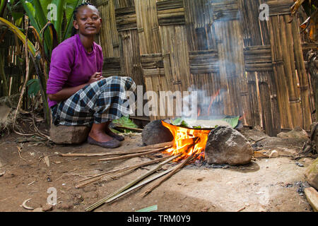 Una donna Dorze prepara Kocho (pane azzimo) Realizzato dal falso albero di banana, Hayzo Village, Arba Minch, Etiopia Foto Stock
