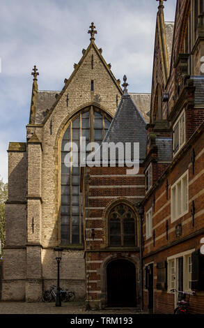 Gouda, Holland, Paesi Bassi, 23 aprile 2019. Vista della chiesa Sint-Janskerk tetto e campanile nei pressi della piazza del mercato (più elevato nei Paesi Bassi), Foto Stock