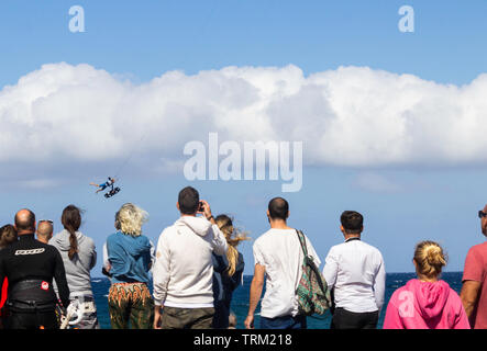 Vargas, Gran Canaria, Isole Canarie, Spagna. 8 Giugno 2019. Salti enormi come alcuni dei migliori kitesurfisti nel mondo di competere nel grande concorrenza aria sul GKA world tour a Vargas sulla spiaggia di Gran Canaria. Credito: ALAN DAWSON/Alamy Live News Foto Stock