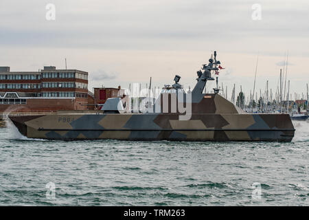 La Royal Norwegian Navy Stealth corvette HNoMS Glimt (P964) lascia Portsmouth, Regno Unito il 5 giugno 2019 come parte della commemorazione del D-Day 75. Foto Stock