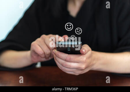 Donna dando una rivista online per un servizio Foto Stock