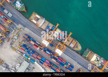 Antenna vista superiore contenitore nave da carico di lavoro. Business import export logistica e trasporti di International dalla nave in mare aperto. Foto Stock