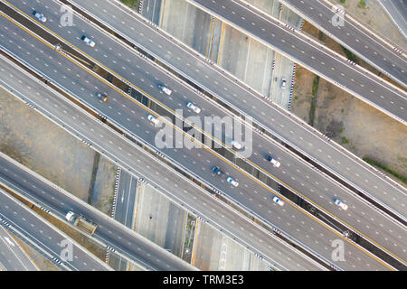 Foto aerea di multilivello elevata autostrada Autostrada passando attraverso la città moderna in direzioni multiple Foto Stock