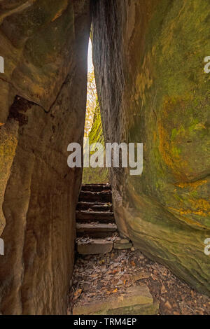 Passaggio stretto su un sentiero tra rocce di arenaria sul cerchio Rock Ricreativo nazionale Trail nel Shawnee National Forest in Illinois Foto Stock