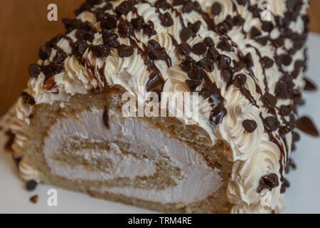 La crema di formaggio albo torta con scaglie di cioccolato Foto Stock