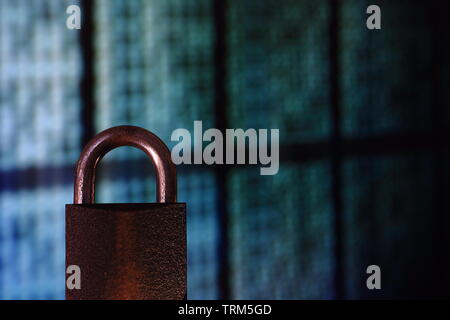 Il lucchetto chiuso. lucchetto posto nella parte anteriore di una sfocatura circolare bokeh luce. computer digitale e tema internet i concetti di sicurezza. cyber security e vir Foto Stock
