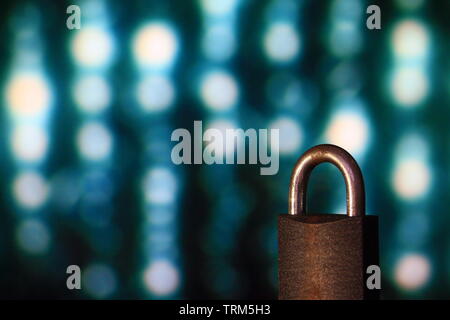 Il lucchetto chiuso. lucchetto posto nella parte anteriore di una sfocatura circolare bokeh luce. computer digitale e tema internet i concetti di sicurezza. cyber security e vir Foto Stock