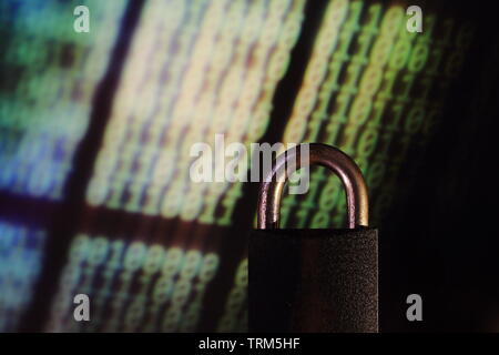 Calcolatore binario linguaggio matrix offuscata da nascondere un lucchetto di ferro. segno di computer di tutela della privacy. computer di sicurezza e ambiente internet. Foto Stock