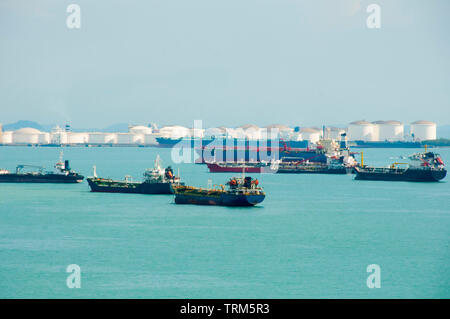 Navi cisterna in stretto di Singapore Foto Stock