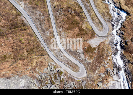 Vista aerea del mountain pass road oltre l'Vikafjell, tra Hardanger e Sognefjord, serpentine di una strada tortuosa, inizio estate, Norvegia Foto Stock