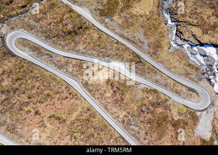 Vista aerea del mountain pass road oltre l'Vikafjell, tra Hardanger e Sognefjord, serpentine di una strada tortuosa, inizio estate, Norvegia Foto Stock