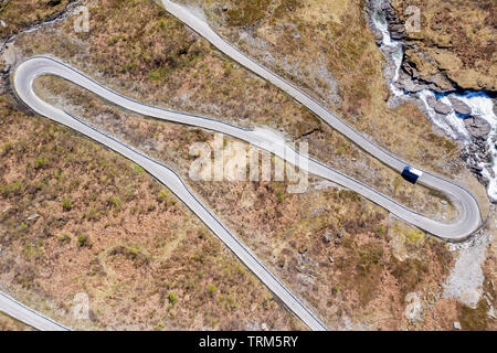 Vista aerea del mountain pass road oltre l'Vikafjell, tra Hardanger e Sognefjord, serpentine di una strada tortuosa, inizio estate, Norvegia Foto Stock