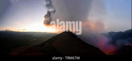 Lava incandescente, fumarole, i gas caldi e le scintille in eruttando Mt vulcano Yasur al tramonto, dell'Isola di Tanna, Vanuatu Foto Stock