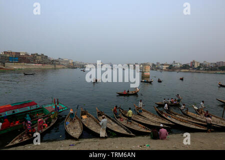 Navi traghetto sul fiume Buriganga. Dacca in Bangladesh Foto Stock