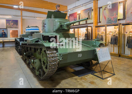 PAROLA di Ivrea, Finlandia - 10 giugno 2017: Trofeo serbatoio sovietica T-26 di tipo 1933 nel Museo di veicoli blindati. Parola di Ivrea, Finlandia Foto Stock