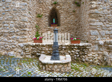 Assergi (Abruzzo, Italia) - Un piccolo e grazioso borgo medievale circondato da mura di pietra, nel comune di L'Aquila, sotto il Gran Sasso Foto Stock