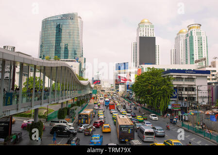 BANGKOK, Tailandia - 30 dicembre 2018: Ratchadamri Road in un giorno nuvoloso Foto Stock
