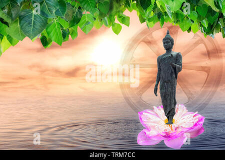 Statua di Buddha sulla permanente leaf lotus e bodhi con vista oceano e lo sfondo di Sun Foto Stock