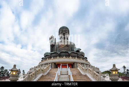 Tian Tan Buddha è una grande statua in bronzo del Buddha Shakyamuni in corrispondenza di Ngong Ping, Lantau Island, a Hong Kong Foto Stock