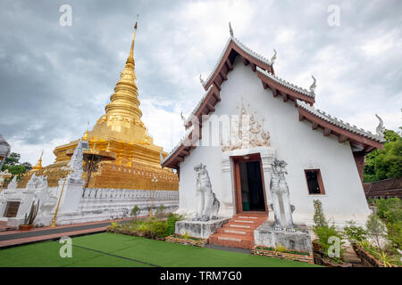 Antica pagoda dorata tradizionale del nord al Wat Phra That Chae Haeng, Nan, Thailandia Foto Stock