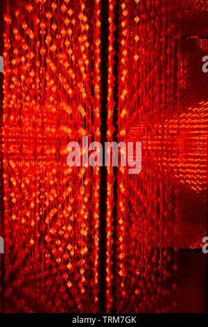 Rosso brillante luci a LED installazione a Xintiandi di Shanghai Foto Stock