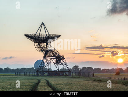 Radio in disuso osservatorio astronomico al tramonto, Cambridge nel Regno Unito Foto Stock