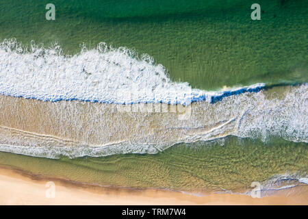 Waves Beach sulla spiaggia una spiaggia di Dudley - Newcastle NSW Australia. Vista aerea direttamente verso il basso. Foto Stock