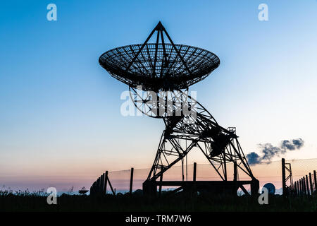 Radio in disuso osservatorio astronomico al tramonto, Cambridge nel Regno Unito Foto Stock