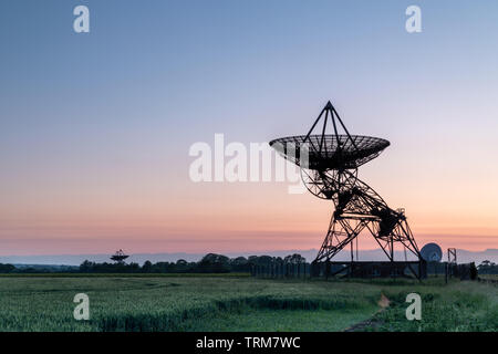 Radio in disuso osservatorio astronomico al tramonto, Cambridge nel Regno Unito Foto Stock