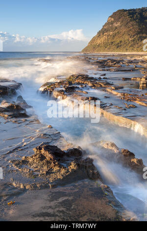 Seascape drammatica nella luce del mattino a Dudley Beach - Newcastle NSW Australia. Questa spiaggia si trova a pochi chilometri a sud del centro della città di Foto Stock