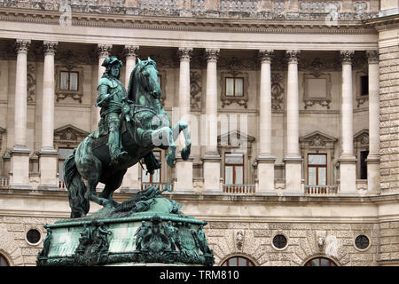 Statua del Principe Eugen davanti al Palazzo di Hofburg Heldenplatz a Vienna Austria Foto Stock