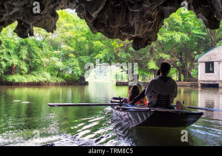 Attività a valle sulla barca con il vietnamita con piede pala in Ngo Dong river, Ninh Binh, Halong Bay a terra Foto Stock