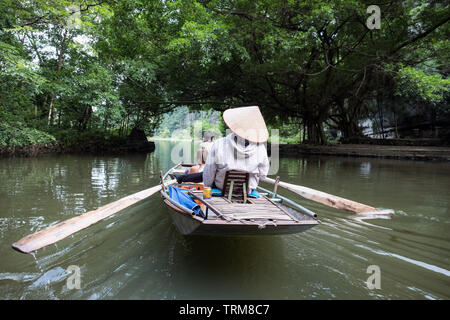 Attività a valle sulla barca con il vietnamita con piede pala in Ngo Dong river, Ninh Binh, Halong Bay a terra Foto Stock