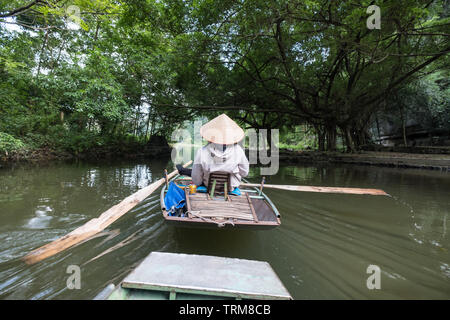 Attività a valle sulla barca con il vietnamita con piede pala in Ngo Dong river, Ninh Binh, Halong Bay a terra Foto Stock