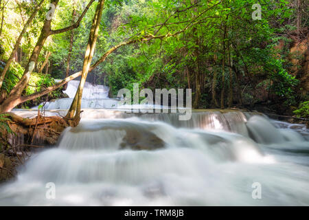 Bella Huay Mae Khamin cascata nella foresta pluviale tropicale a Srinakarin national park, Kanchanaburi Thailandia Foto Stock