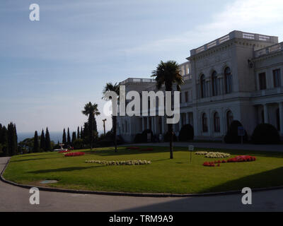 Famoso Palazzo di Livadia in Crimea, Russia. È una delle principali attrazioni turistiche di Crimea. Vista panoramica del Palazzo di Livadia, bellissimo paesaggio garde Foto Stock