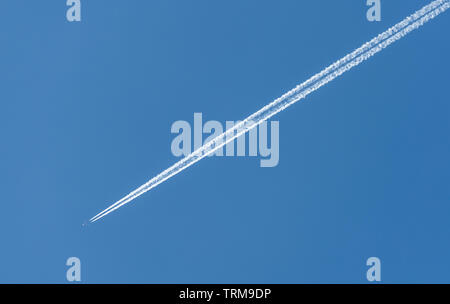 Traccia di aeromobili nel cielo Foto Stock