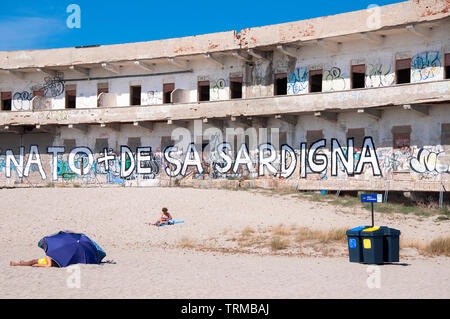 Abbandonato Ospedale, la spiaggia del Poetto di Cagliari , Sardegna, Italia Foto Stock