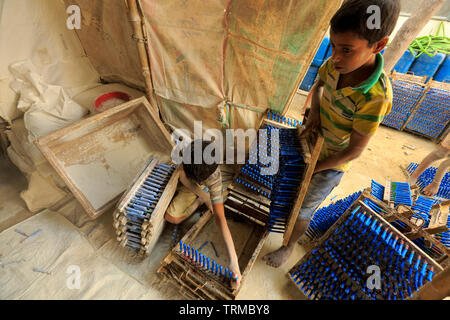 I bambini lavorano in fabbrica di palloncini a Kamrangirchar nella periferia di Dhaka, Bangladesh. Foto Stock